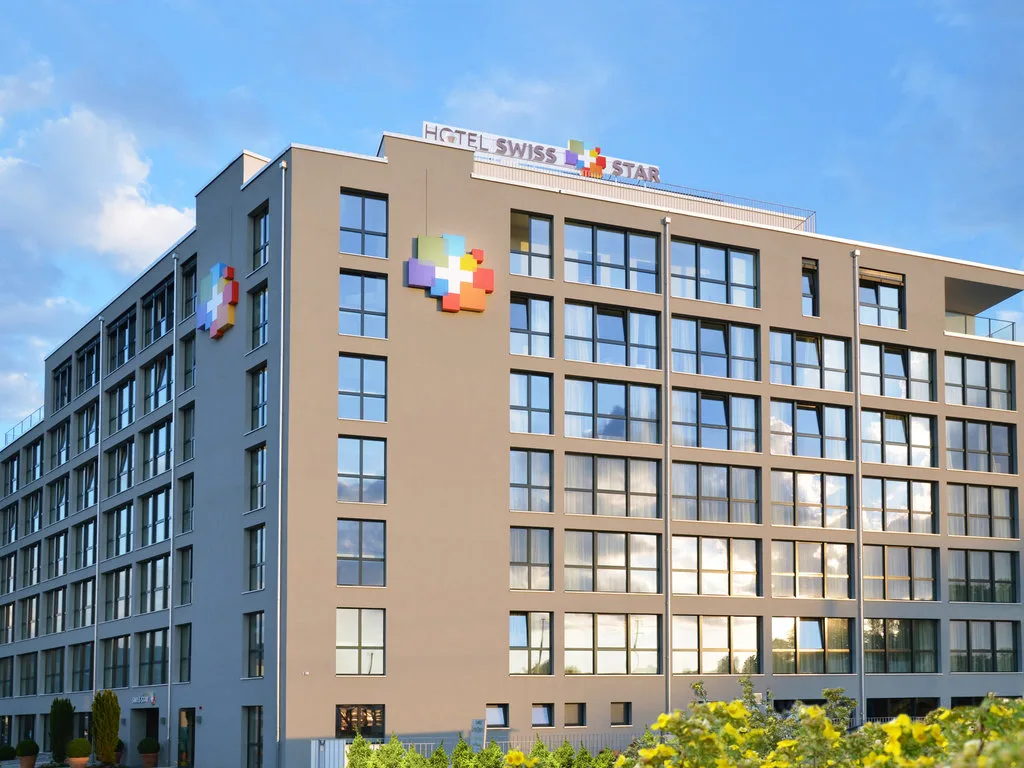 Hotel Swiss Star von aussen: Wolken und Beton.